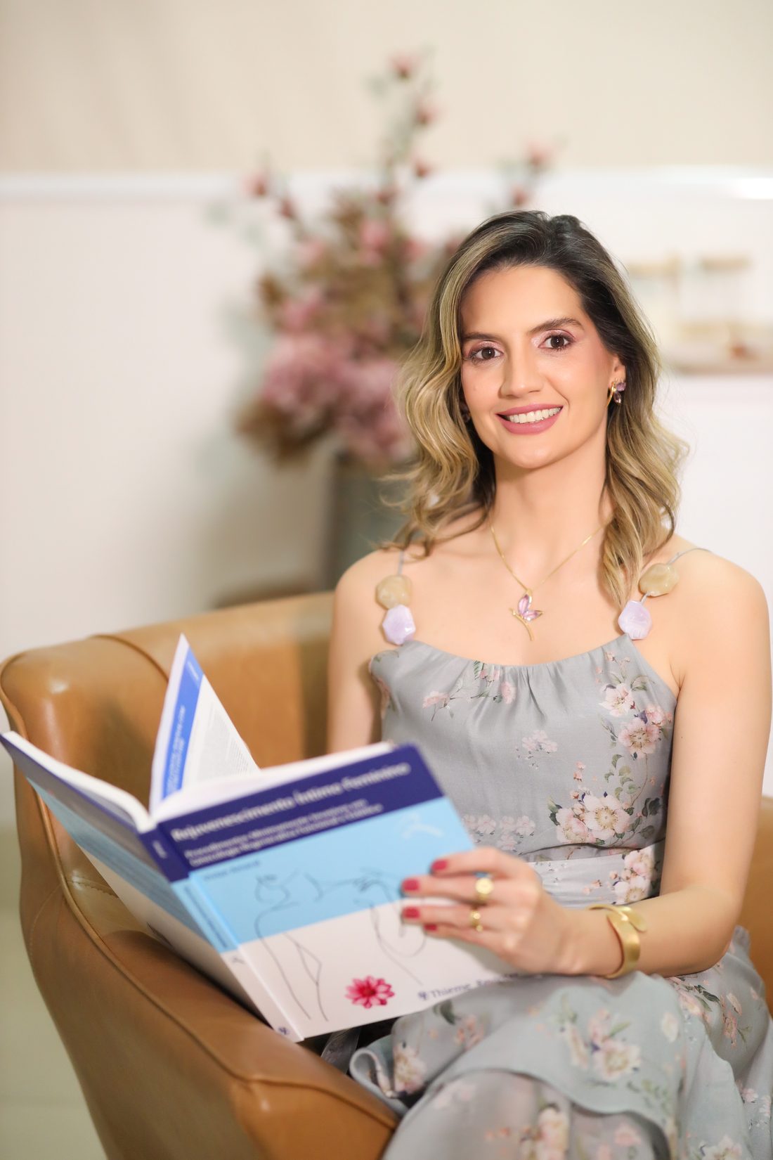 Dra. Charlene Caldas estudando no consultório